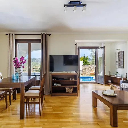 Alexandra Pool Villa - Comfort & Views Near Town