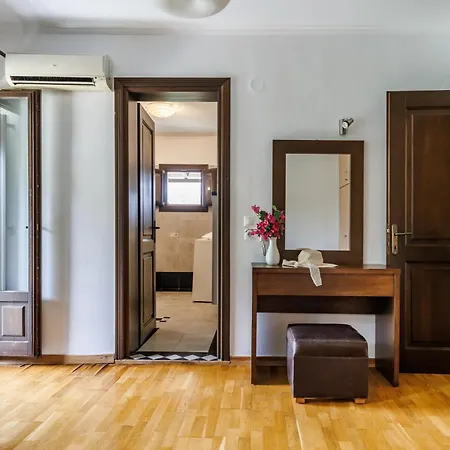 Alexandra Pool Villa - Comfort & Views Near Town Villa