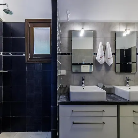 Alexandra Pool Villa - Comfort & Views Near Town