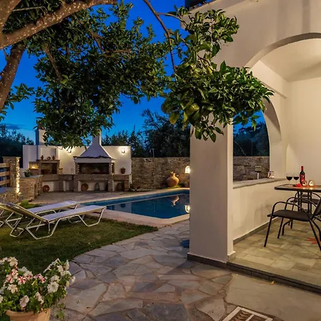 Alexandra Pool Villa - Comfort & Views Near Town Villa