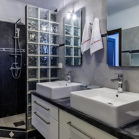 Alexandra Pool Villa - Comfort & Views Near Town Szkópelosz