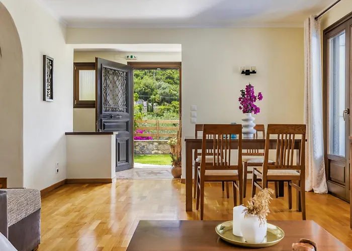 Alexandra Pool - Comfort & Views Near Town Villa *