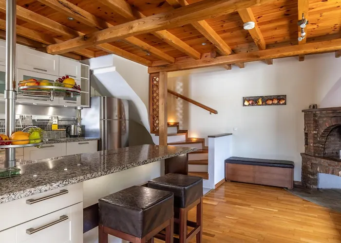 Villa Alexandra Pool - Comfort & Views Near Town *