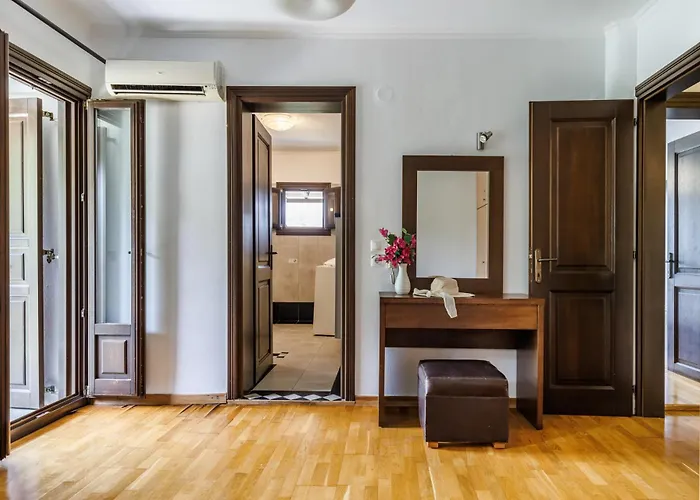 Alexandra Pool - Comfort & Views Near Town Villa