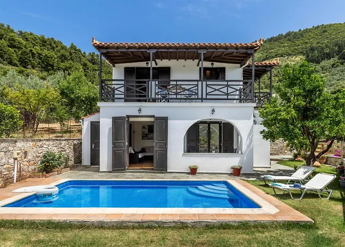 Alexandra Pool - Comfort & Views Near Town Villa *