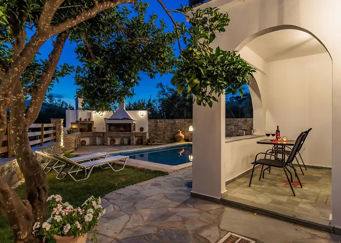 Alexandra Pool - Comfort & Views Near Town Villa