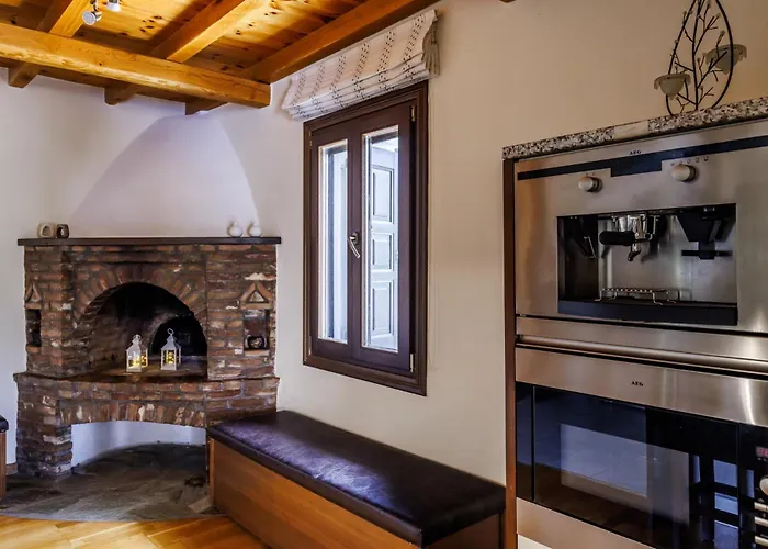 Alexandra Pool - Comfort & Views Near Town Villa *