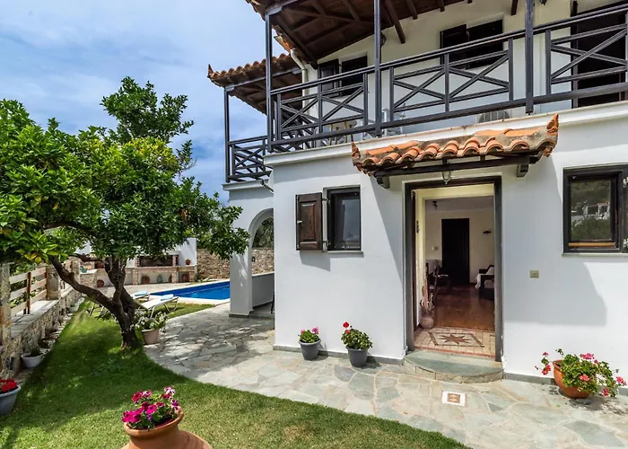 Alexandra Pool - Comfort & Views Near Town Villa