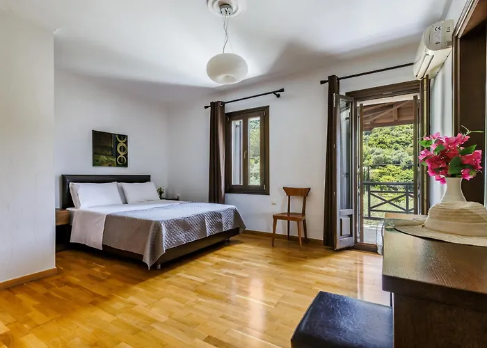 Alexandra Pool - Comfort & Views Near Town Villa *