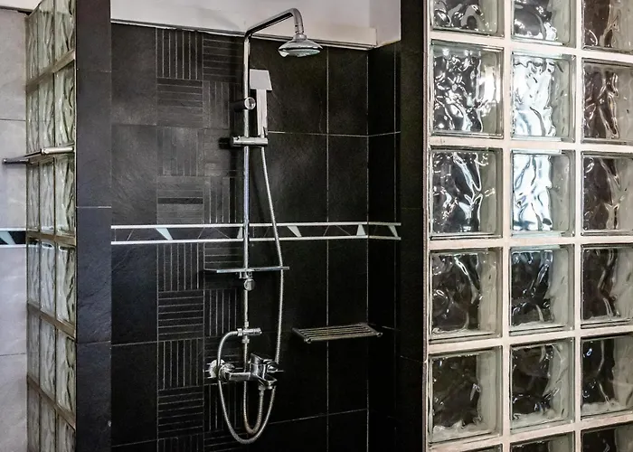 Villa Alexandra Pool - Comfort & Views Near Town *